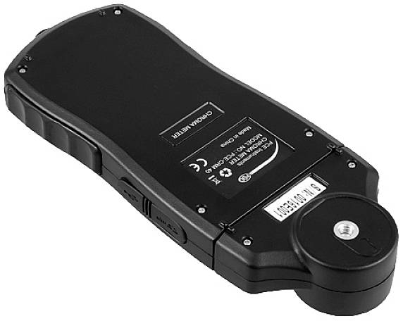 Et sort digitalt luxmeter, som bruges til måling af lysintensitet. Det viser bagsiden med producentoplysninger og serienummer.