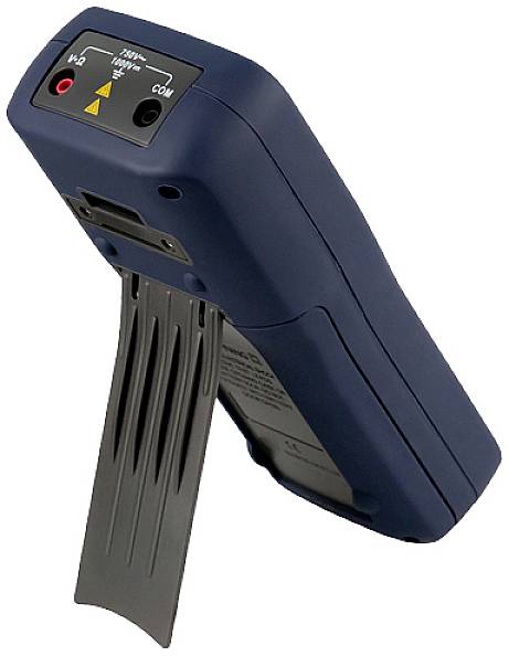 Et blåt elektronisk måleapparat på et stativ, som bruges til at måle elektriske værdier som spænding og strømstyrke.