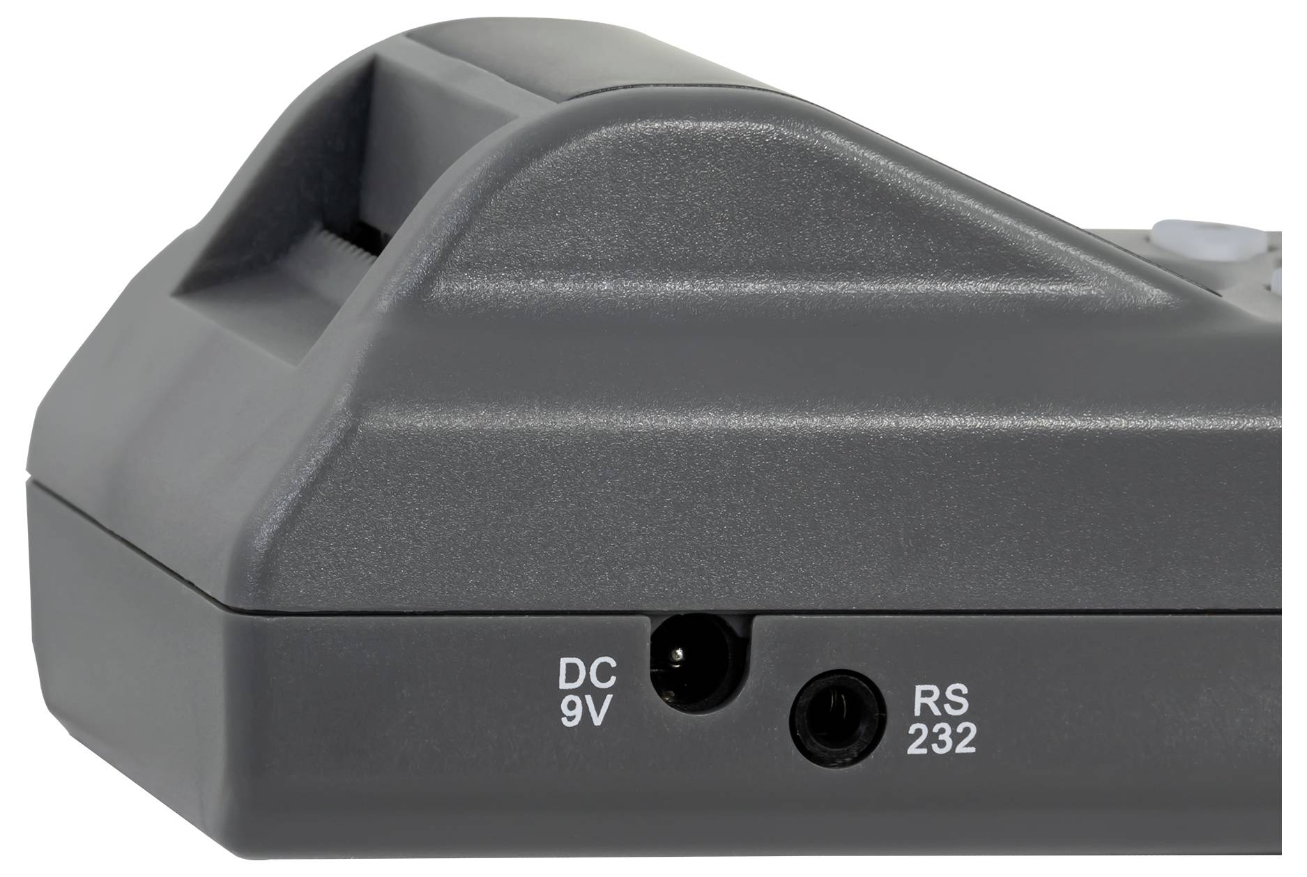 Nærbillede af en grå elektronisk enhed, der viser DC 9V-strøm og RS 232-porte på frontpanelet.