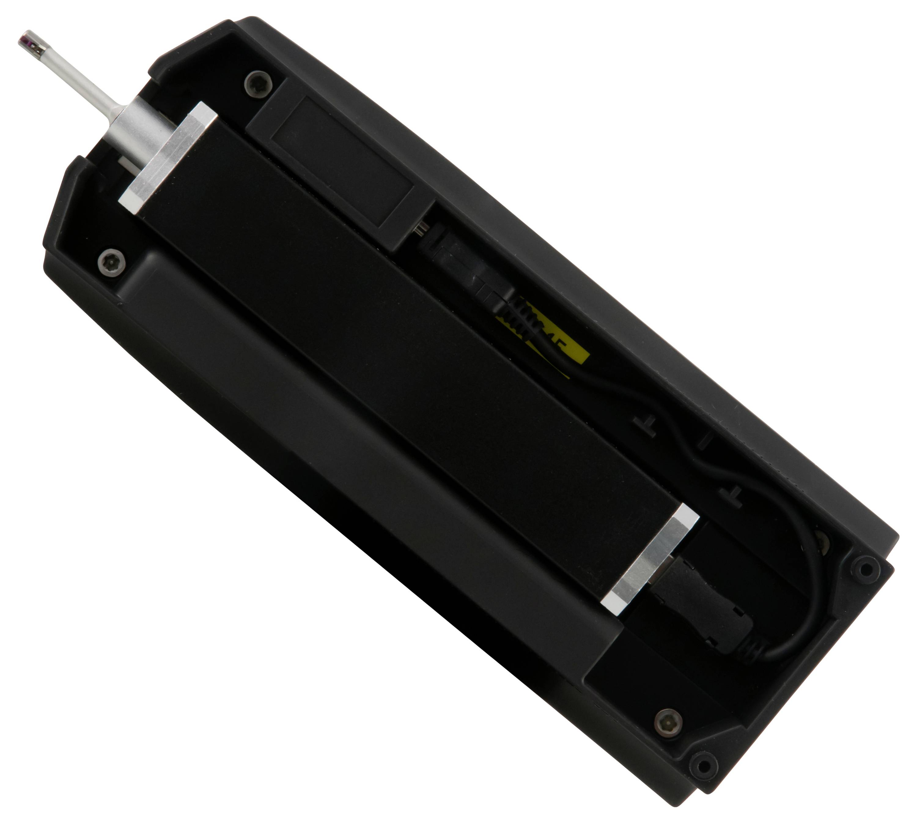 Sort batterikammer med en fjederspændt metalforbinder og tilhørende ledning, vist på en hvid baggrund.
