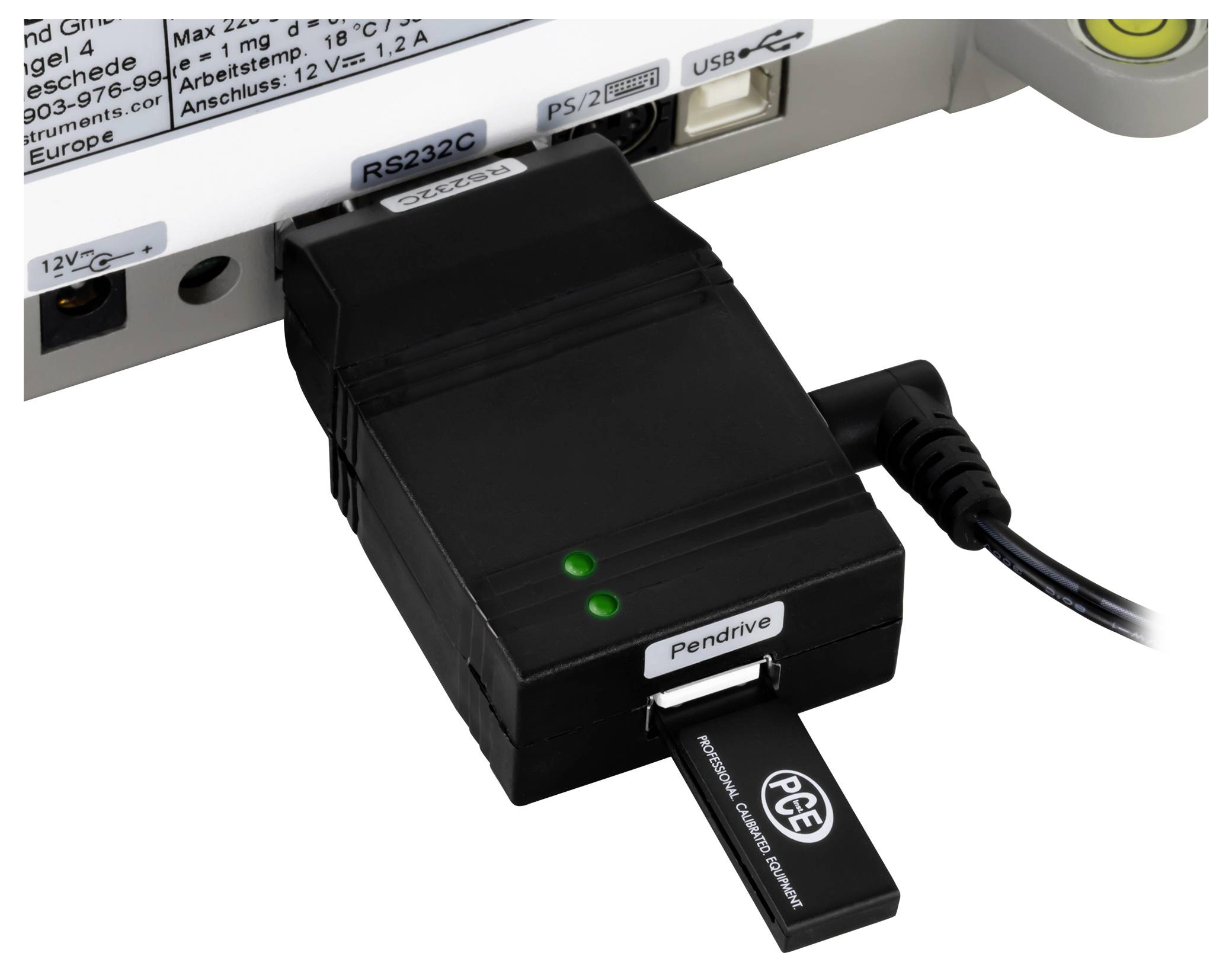 Sort PenDrive-enhed tilsluttet en computerport på bagsiden af en maskine, med grønne statuslys og et USB-flashdrev indsat