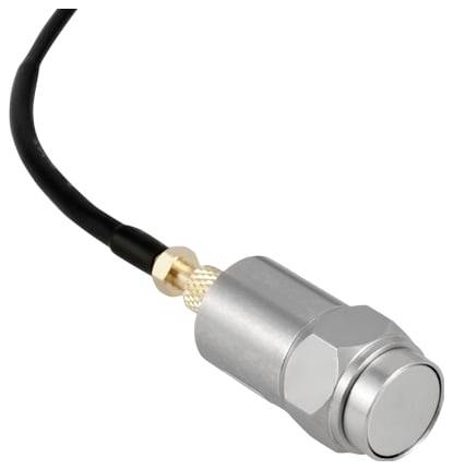 Nærbillede af en metallisk trykknap-kontakt med et sort kabel tilsluttet, vist på en hvid baggrund.