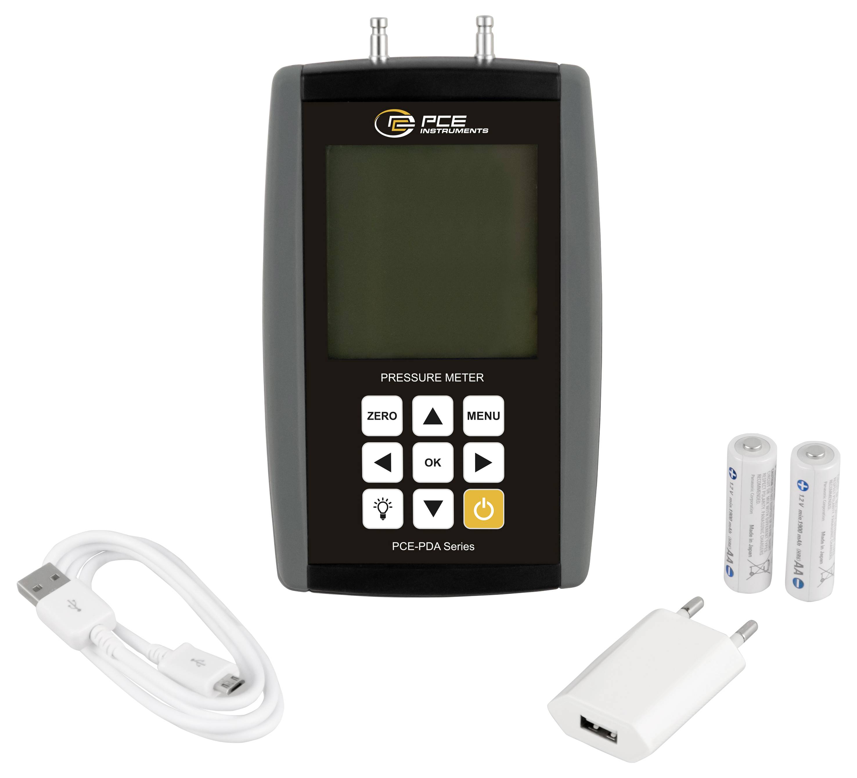 PCE-tryksmåler med skærm og kontrolknapper, vist med USB-kabel, laderadapter og to batterier.