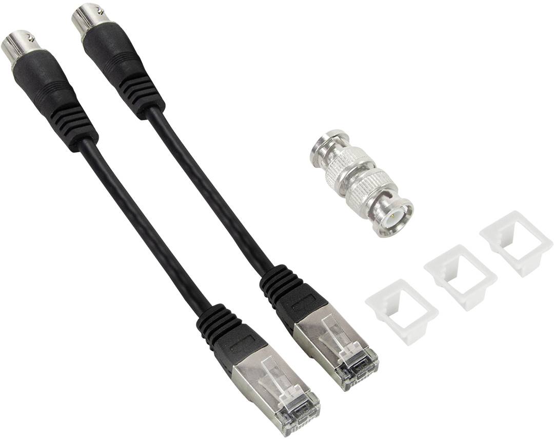 'To sorte adapterkabel med BNC- og RJ45-stik, en BNC-forbinder og tre hvide plastikclips på hvid baggrund.'