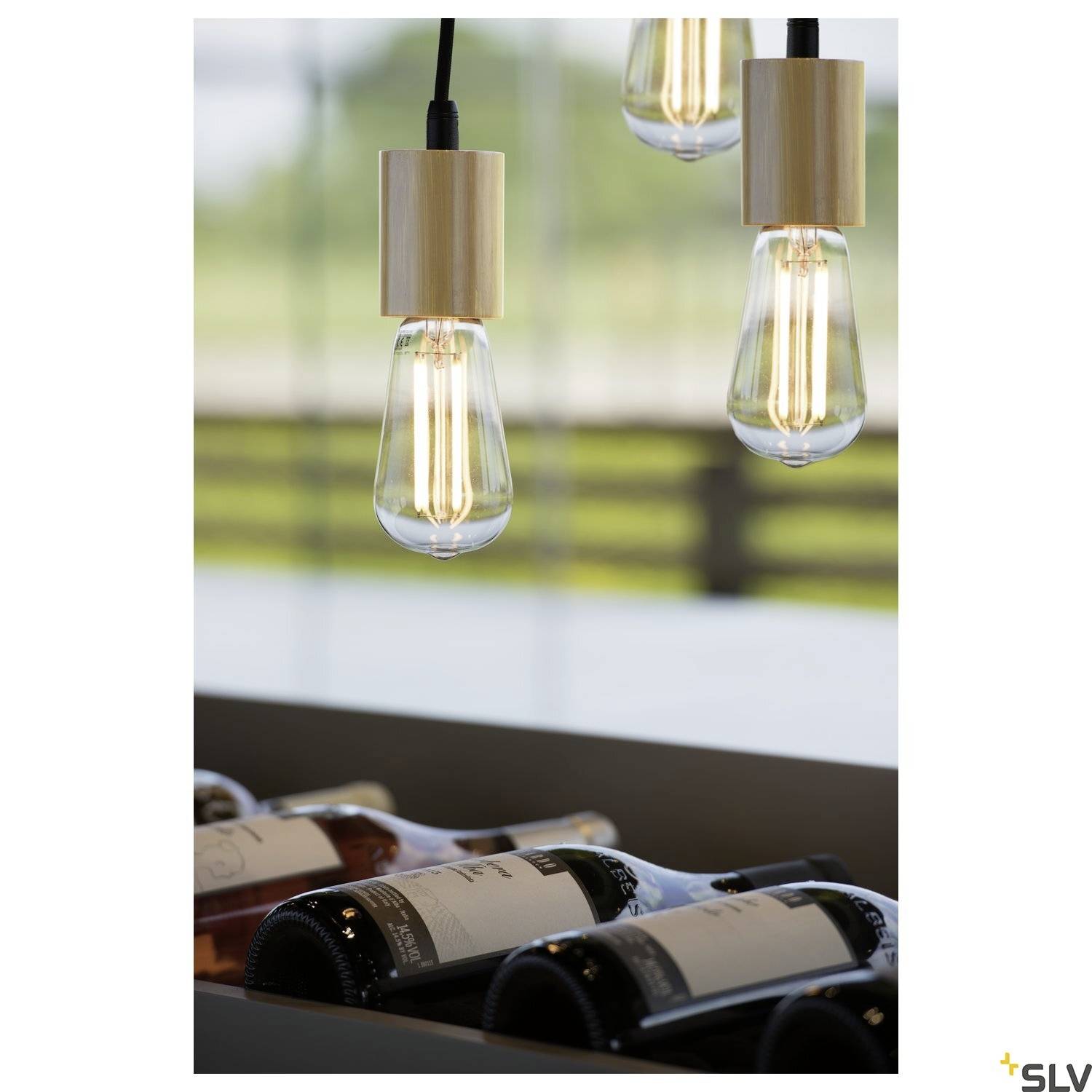 Pendullampe med glødepærer over vinkorke på en hylde.