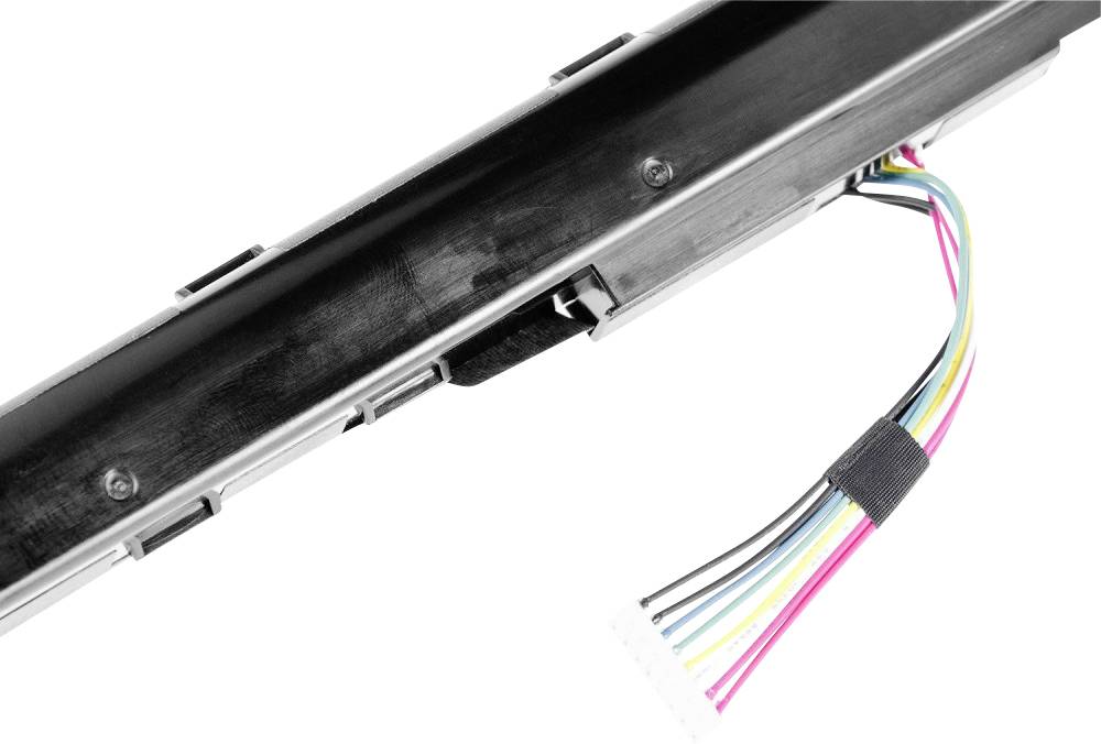 En del af et sort plastikhus med et flerfarvet kabel, der rager ud gennem en åbning.