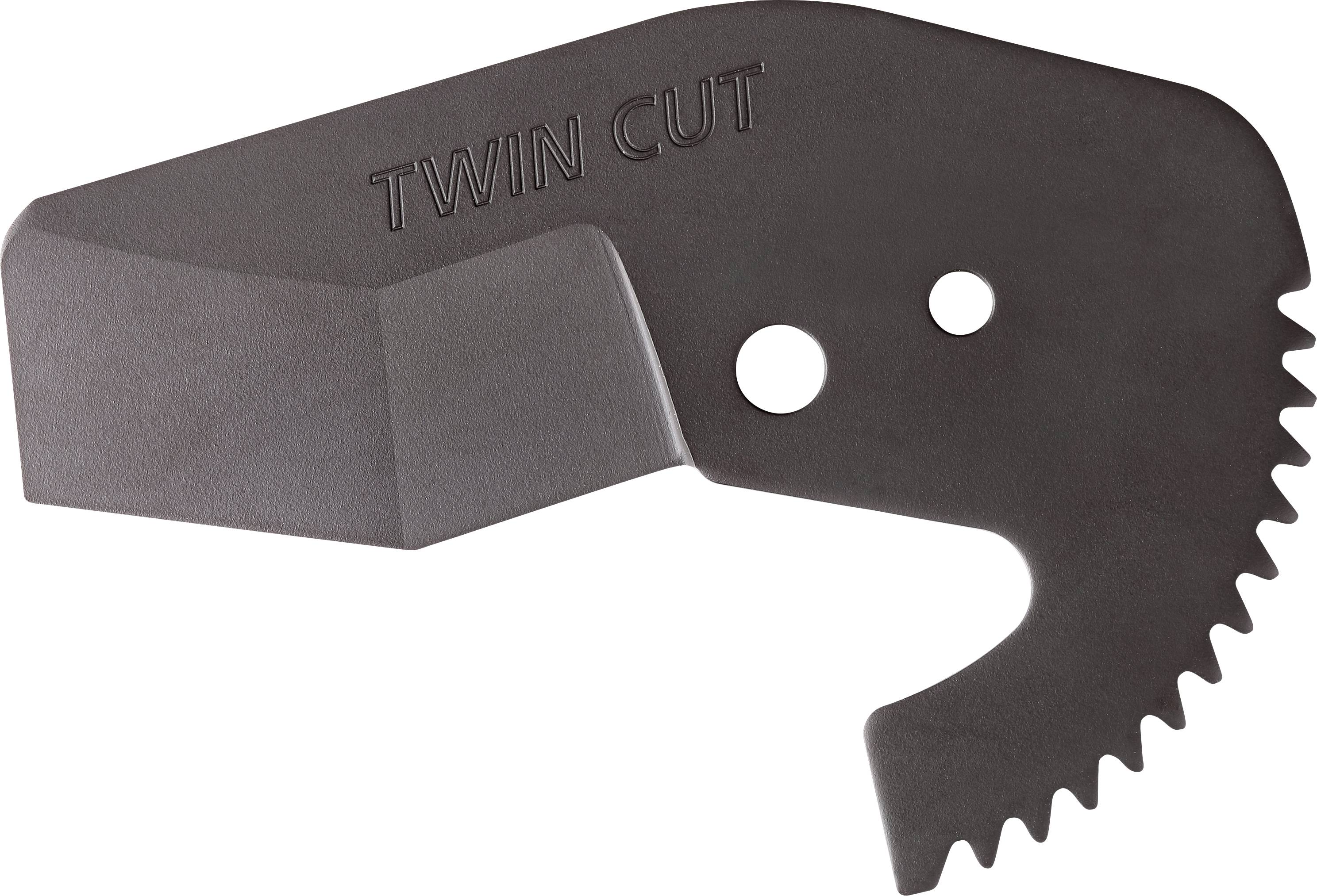 Metalklinge med påskriften 'TWIN CUT', har ujævne kanter og to runde huller. Egnet til et skæreredskab.