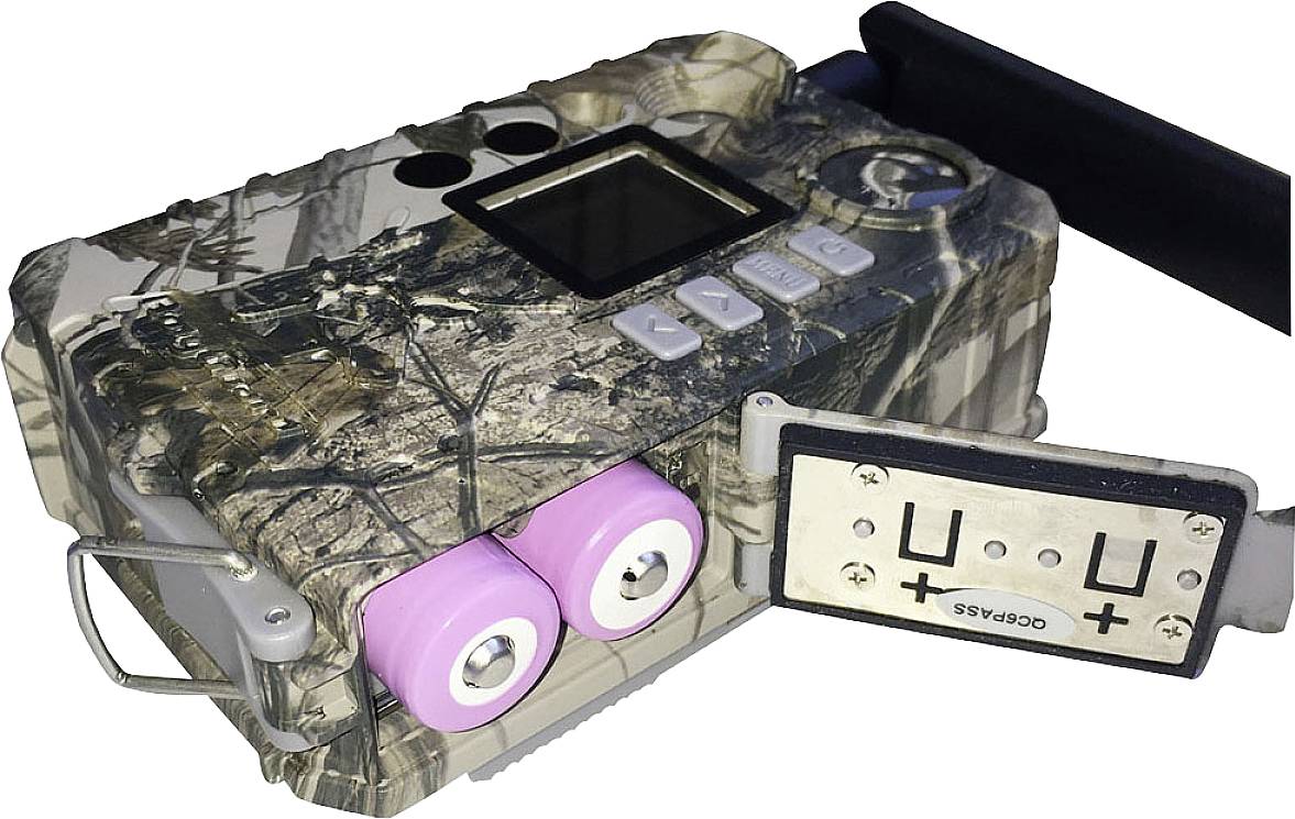 Bærbart vildtkamera med camouflage-mønster, to batterier og et udtagelig hukommelsesmodul.