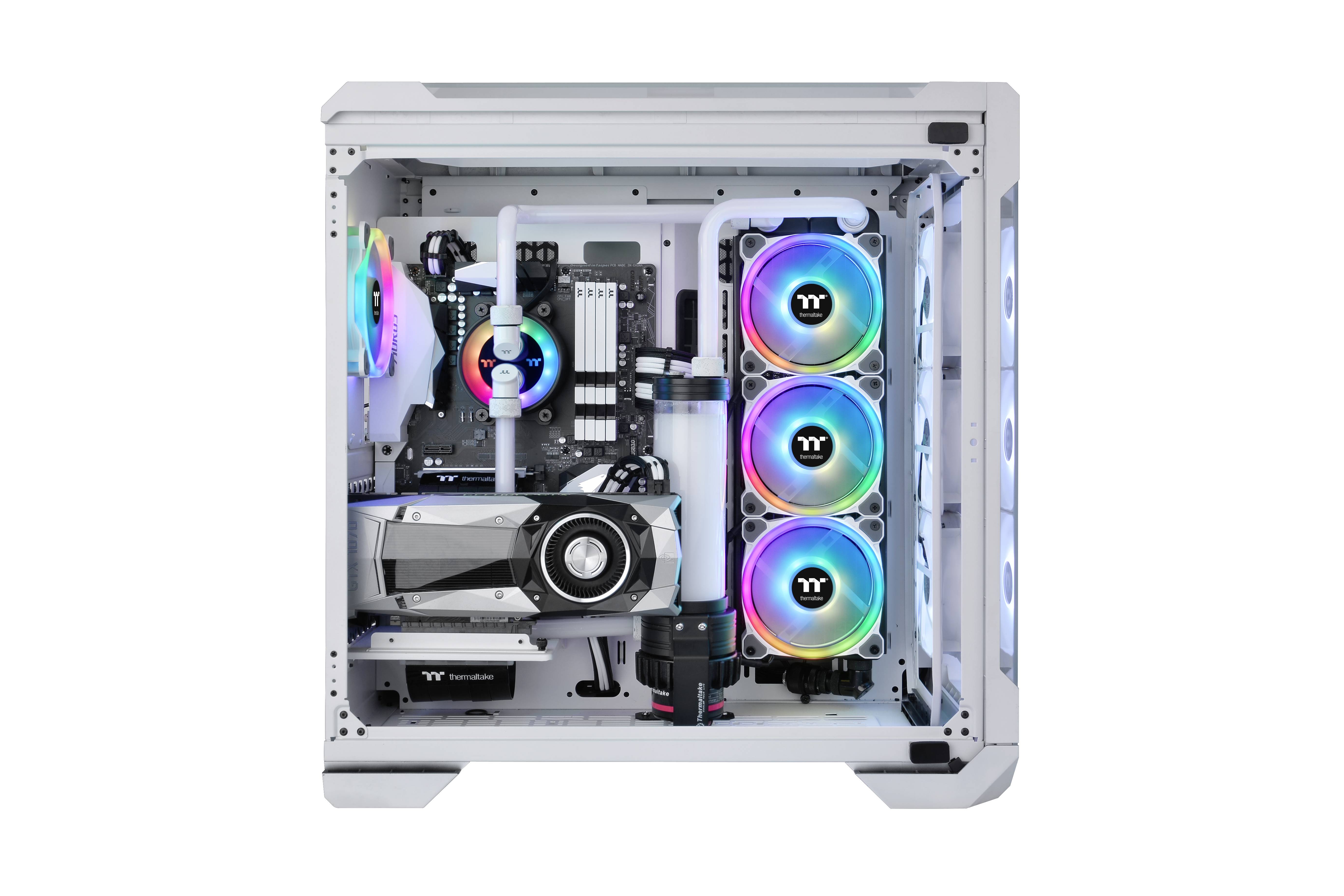 Gaming-PC med LED-blæsere og kabler, grafikkort, køllesystem og ryddeligt organiseret indvendigt i et hvidt kabinet.