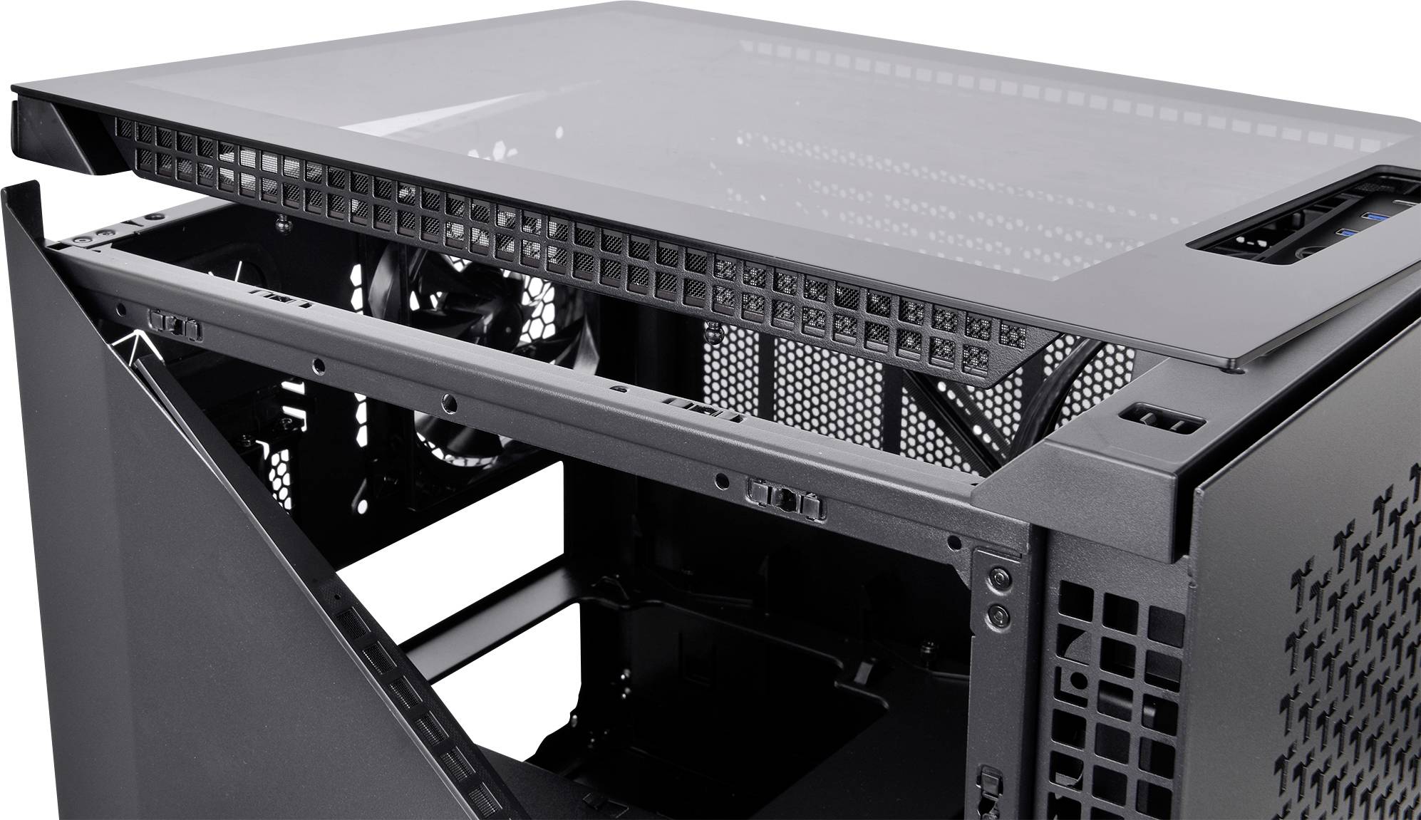 Åben sort computerkabinettet med aftagelig afdækning, synlig ventilator og sidepanel med mesh-struktur. Velegnet til montering af PC-komponenter.