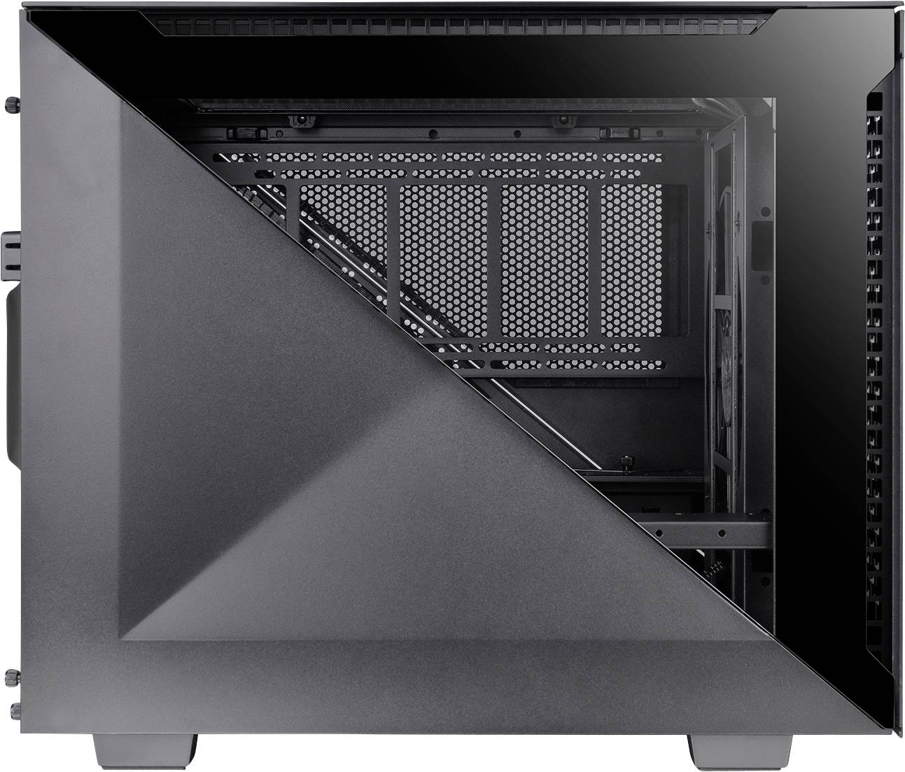 Sort computeretui med diagonalt design på sidevæggen, viser interiør med ventilationsgitre og beslag til komponenter.