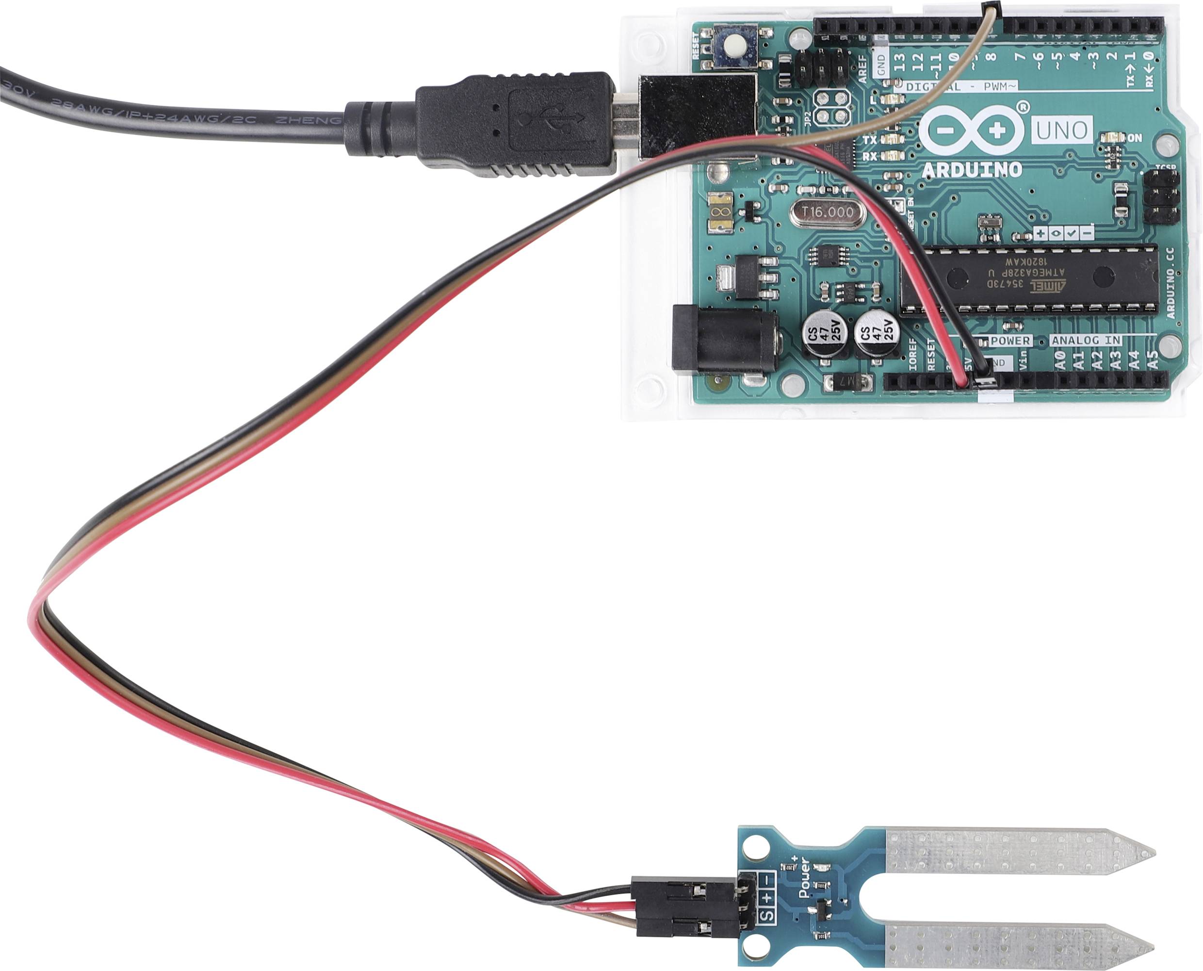 Billedet viser et Arduino UNO-board med en fugtighedssensor, forbundet via kabler. Det bruges til at måle jordfugtighed.