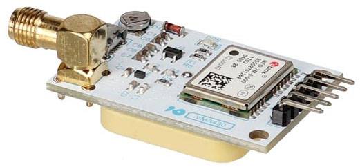 Elektronisk printplade med forskellige komponenter, herunder en antennetilslutning og et GPS-modul, på hvid baggrund.
