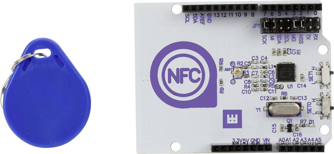 Blå NFC-tag og NFC-læseenhed ved siden af hinanden. Taggen er rund, læseenheden viser tilslutninger og et NFC-logo.