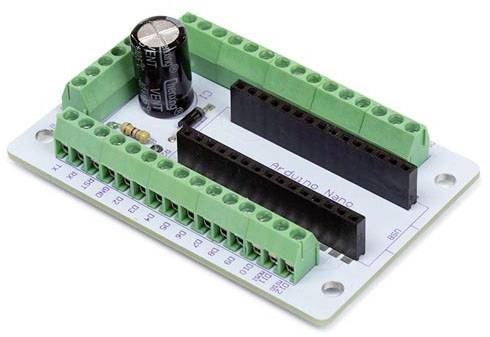 Grøn udvidelsesprintplade til Arduino Nano med bøsninger og kondensator, egnet til forbindelse af kredsløb og sensorer.