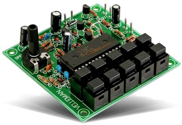 Elektronisk printkort med flere knapper, modstande og en sort integreret kredsløb. Hovedkomponenter synlige.