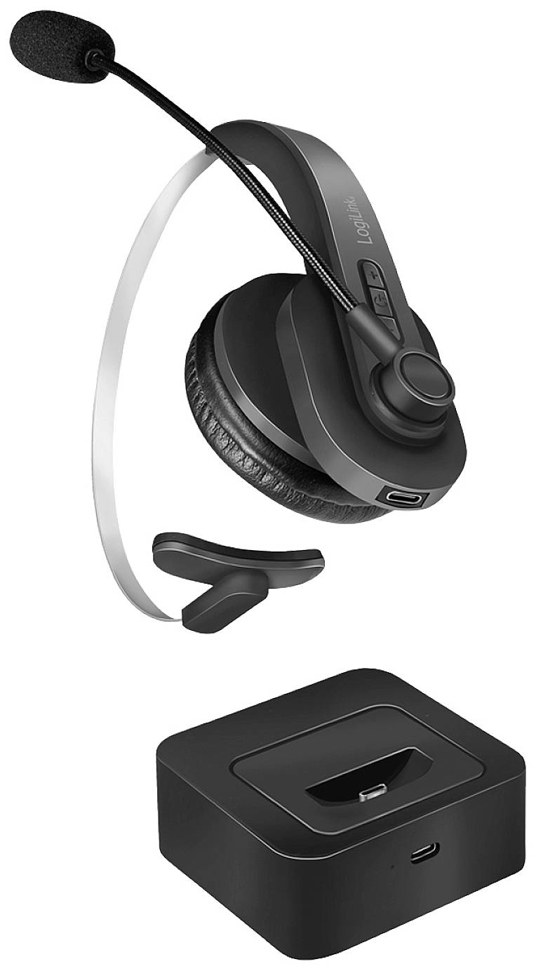 Et sort headset med mikrofon og ladestasjon. Headsettet har en polstret ørehøjtaler og en justerbar holder.