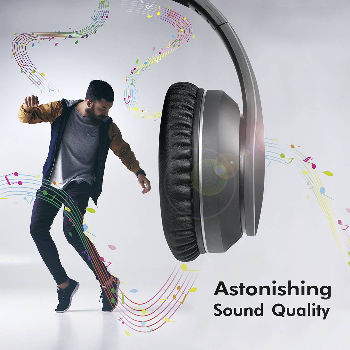 En mand danser, høretelefoner ved siden af ham; musiknoter og farverige linjer, tekst 'Astonishing Sound Quality', formidler høj lydkvalitet.