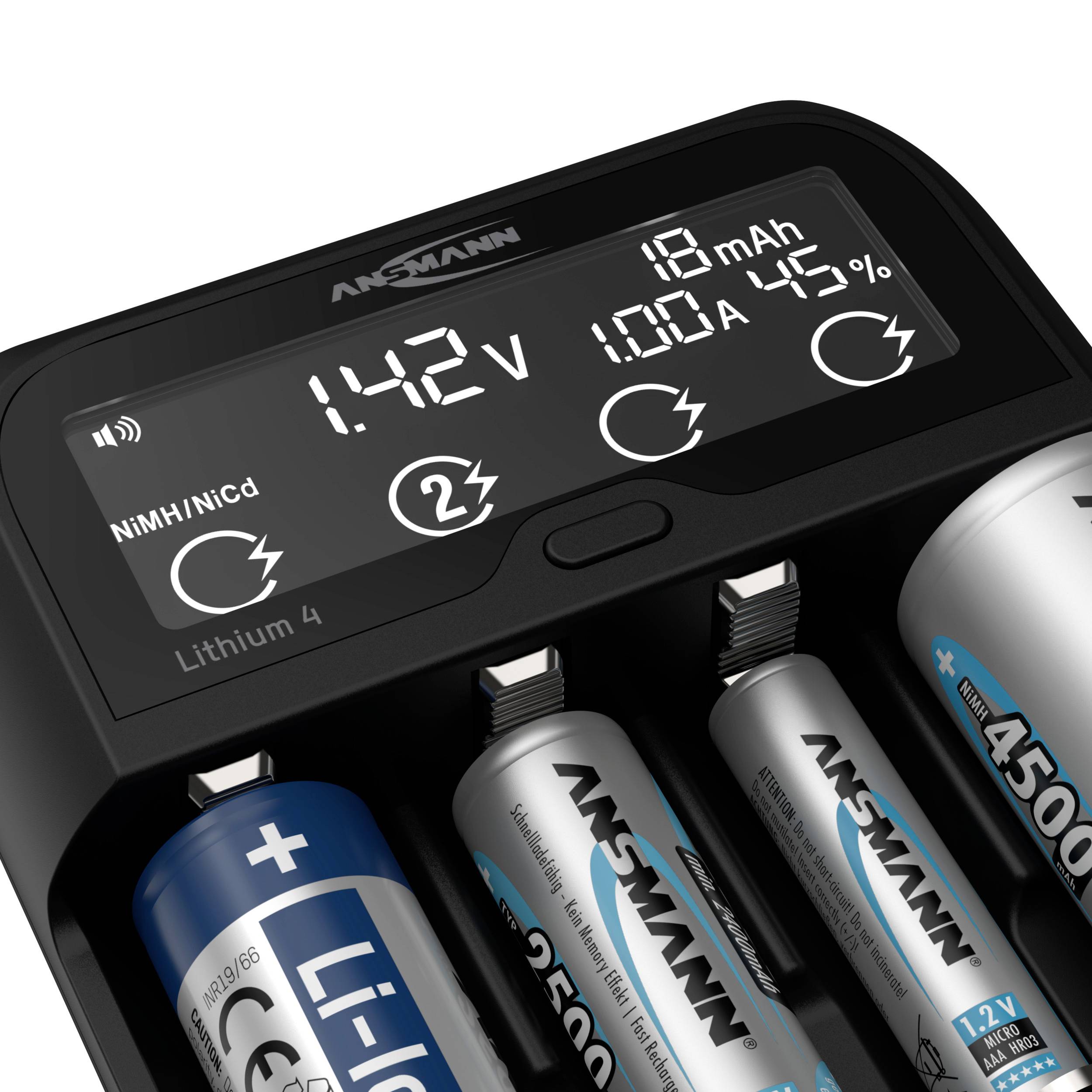 Et batteriopladeren viser 1,42 V, 18 mAh, 1,00 A, 45%. Fire forskellige batterier bliver opladet: Li-Ion, NiMH/NiCd.