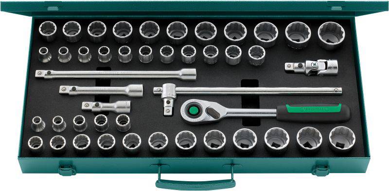 En grøn værktøjskasse med forskellige topnøgler og en skraldenøgle, organiseret i skumindlæg.