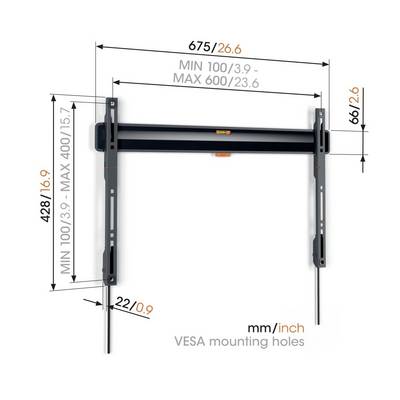 Flad sort TV-vægbeslag med VESA-monteringshuller. Mål: B 675 mm, H 428 mm. Minimal afstand til væg: 22 mm.