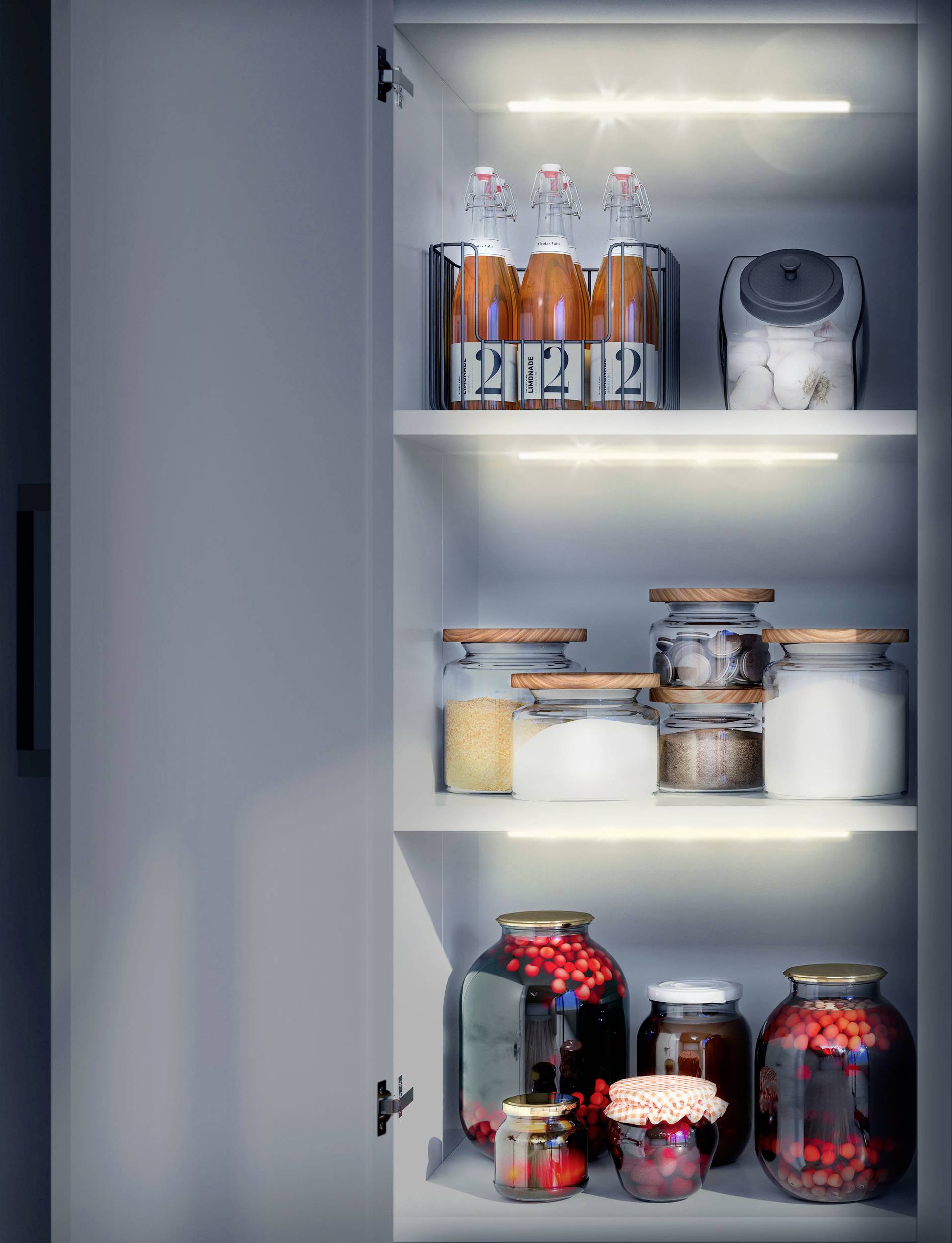 Et åbent køkkenskab viser tre hylder: øverst flasker med juice, i midten glas med krydderier, nederst sylteglas med konserves.