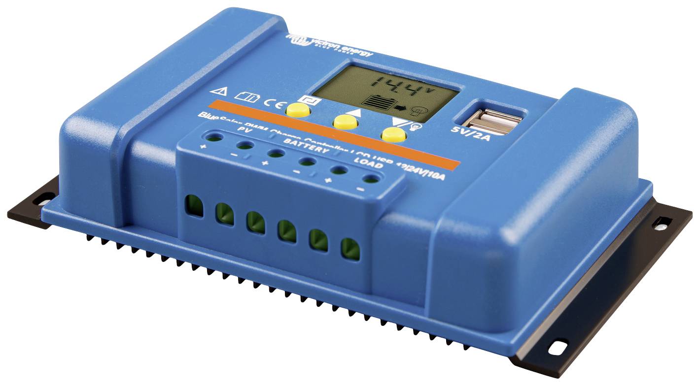 Blå soloplader med LED-display, viser 14,1 volt. Egnet til batteri- og lastforbindelser. USB-port synlig.