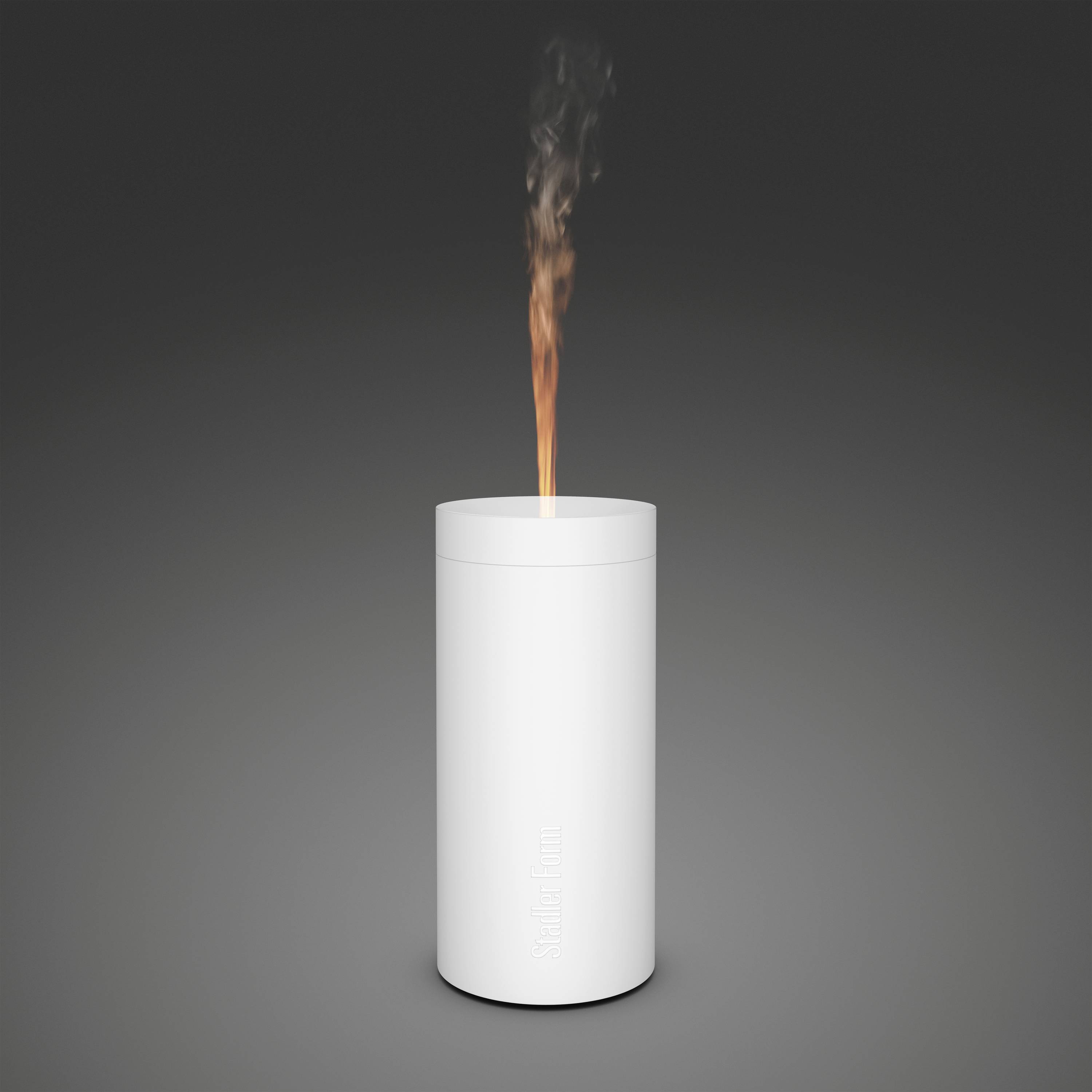 Et hvidt, cylinderformet duftlys med en opadgående flamme i et mørkt rum.