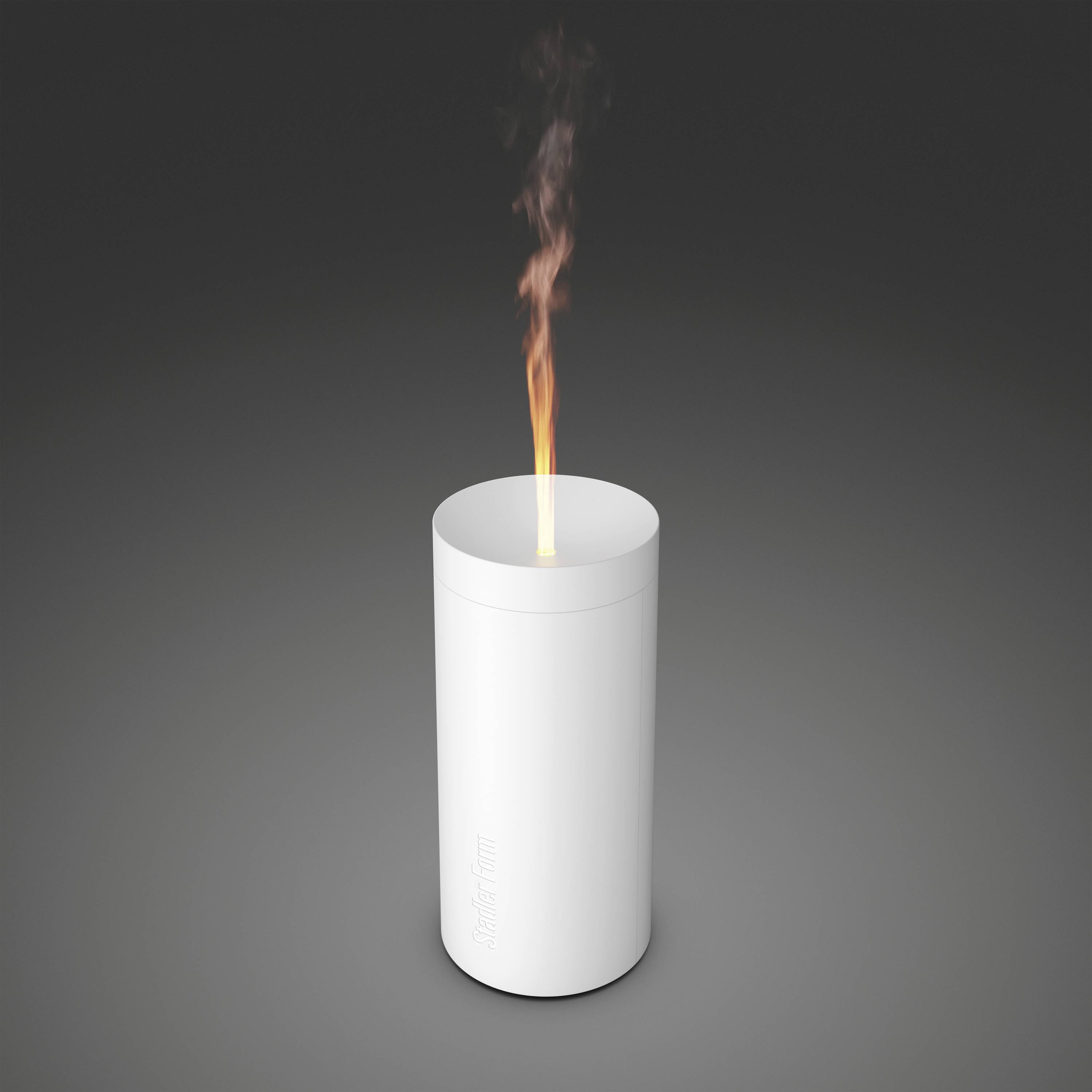 Et hvidt stearinlys i en cylinderformet holder med brændende flamme, der udsender orange røg, på en mørk baggrund.