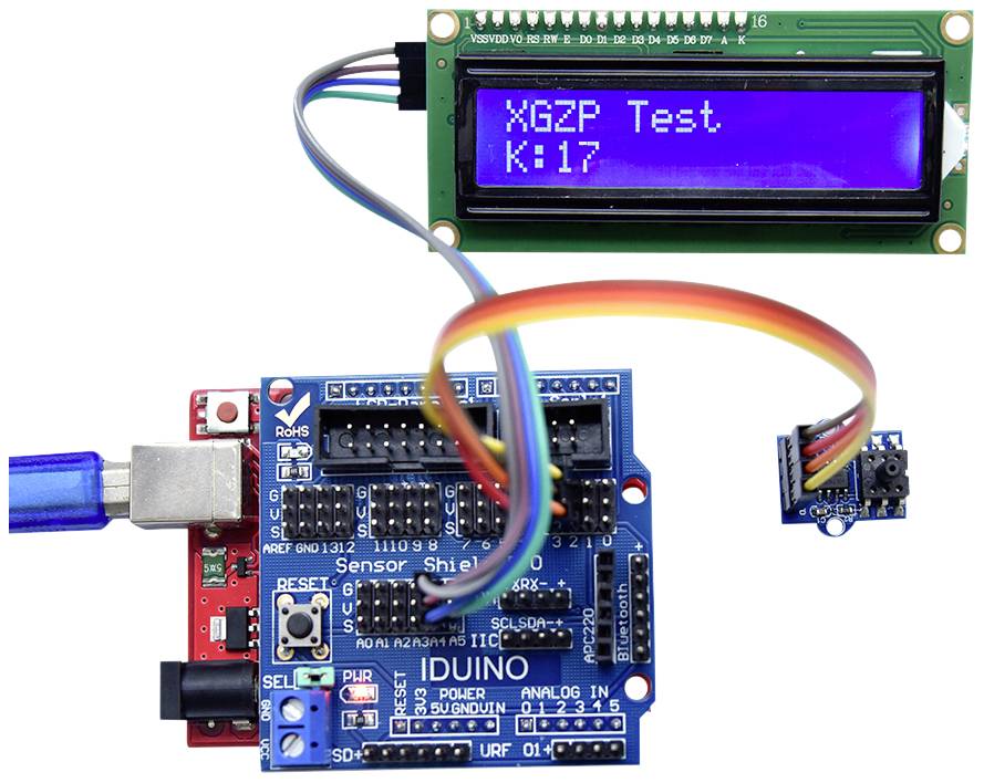 En Arduino-kredsløb med et LCD-display, der viser 'XGZP Test: K:17', og tilsluttet sensor; viser elektroniktest.