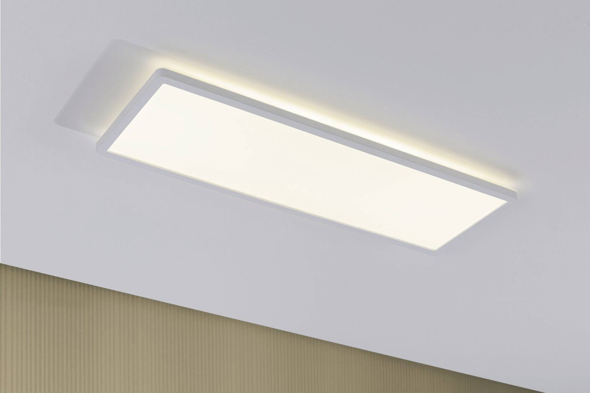 Rektangulær loftslampe med mat skærm, der spreder blidt, diffust lys i et minimalistisk interiør.