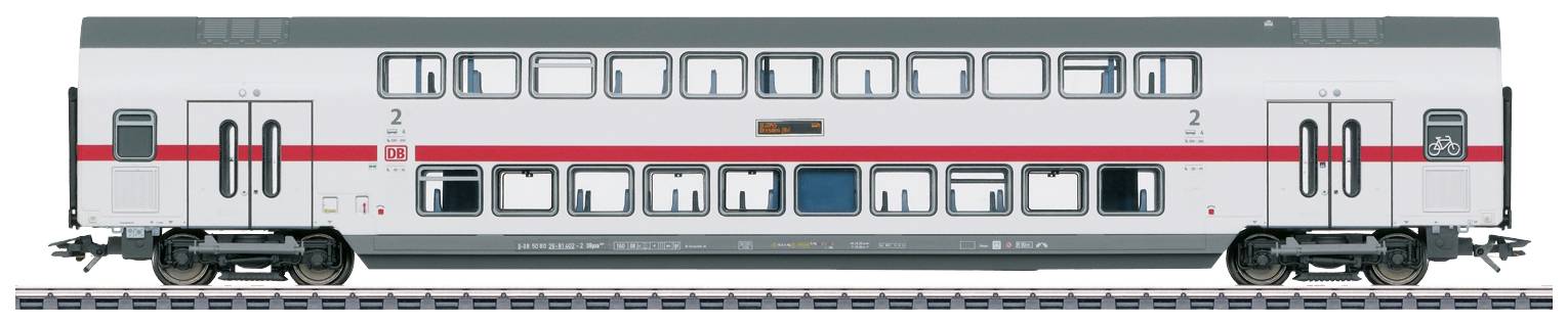 Et dobbeltstokket passagertog fra Deutsche Bahn med en grå krop, røde striber og sorte hjul holder på sporene.