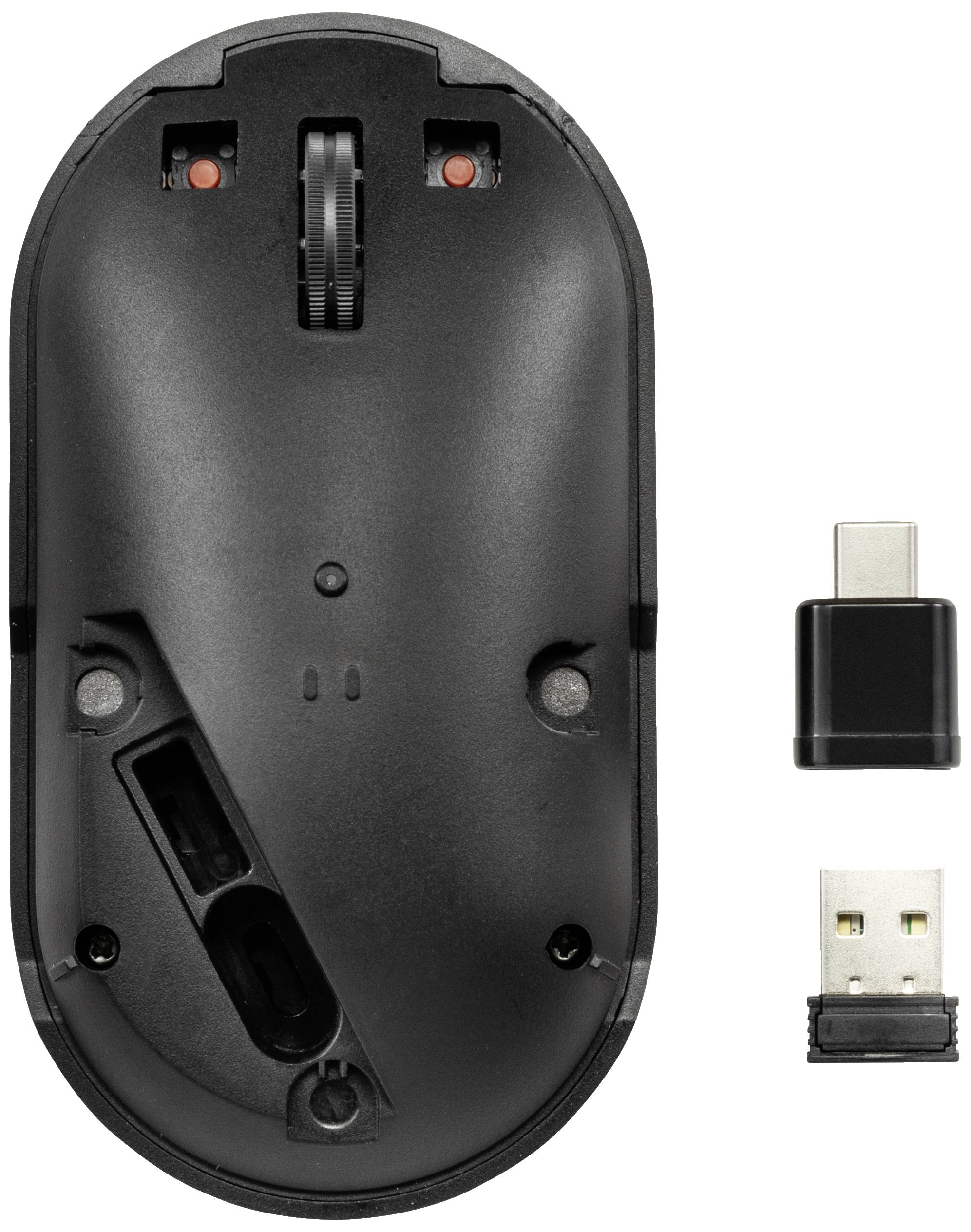 Et sort, trådløst computermus ses fra undersiden, ved siden af en USB-C- og en USB-A-dongle på en hvid baggrund.