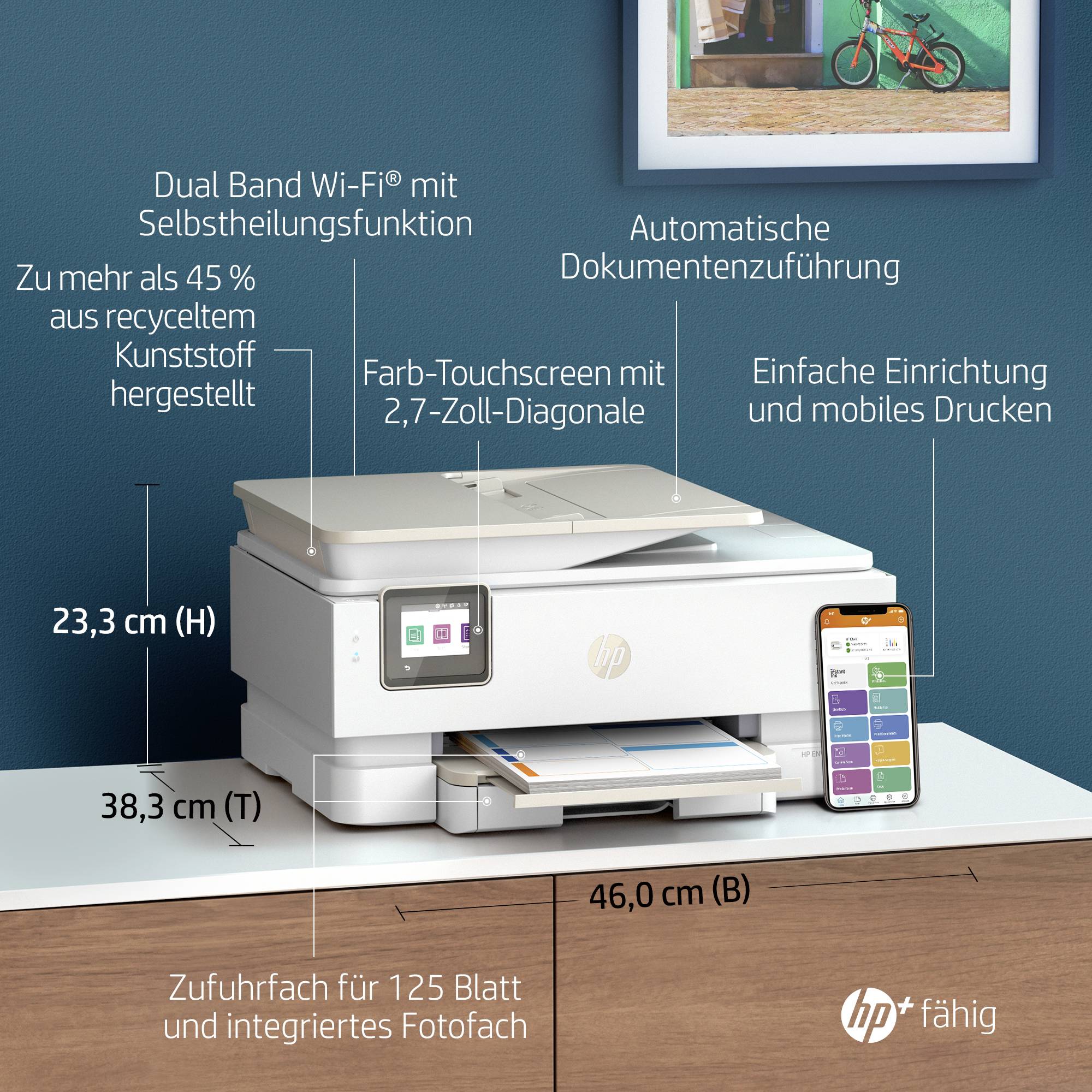 En printer på et bord med farve-touchskærm. Funktioner: Dual-Band Wi-Fi, mobil udskrivning, bæredygtigt materiale. Dimensioner: 23,3 cm H, 38,3 cm D, 46,0 cm B.