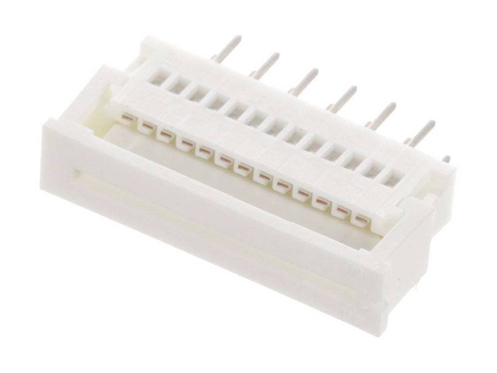 En hvid elektronisk stikforbindelse med flere metalben, der rager ud fra huset, på en hvid baggrund.