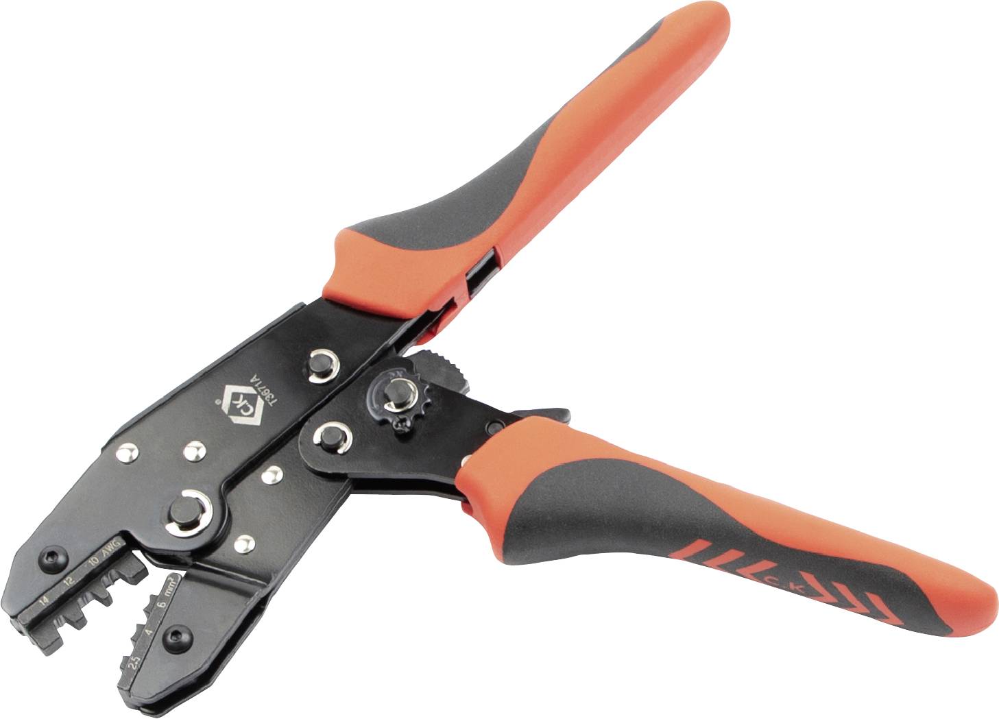 Crimptang med sort-orange greb på hvid baggrund, velegnet til sammenkobling af kabler og stikforbindelser.