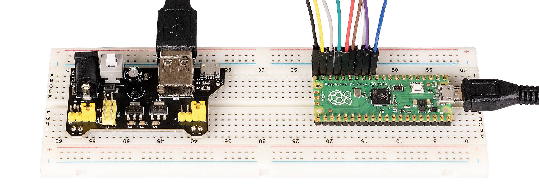 Et printplade med en tilsluttet mikrocontroller og USB-kabler. Til venstre er en sort modul med gule tilslutninger, til højre en grøn med flere ledninger.