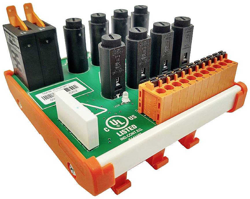 Elektronisk printplade med flere sorte, cylinderformede stikforbindelser og orange terminalforbindelser. UL-certificeret.