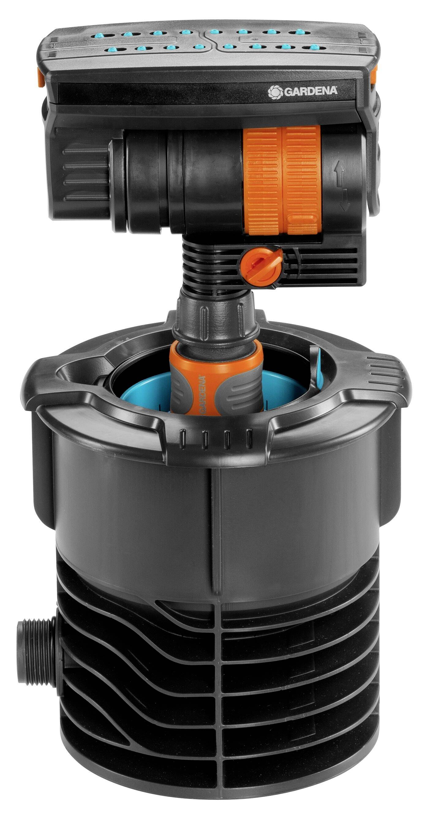 Gardena firkantsprinkler. En rektangulær sprinkler til havevanding, monteret på en fod, med justerbar rækkevidde.