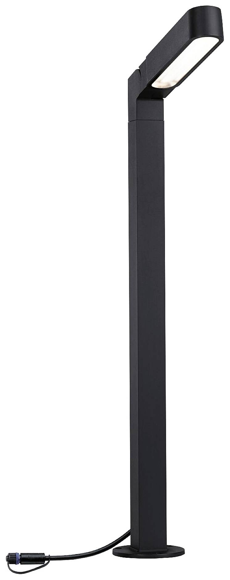 En høj, sort udendørs lampe med et rektangulært, nedadrettet lysende hoved. Et kabel stikker ud fra bunden.