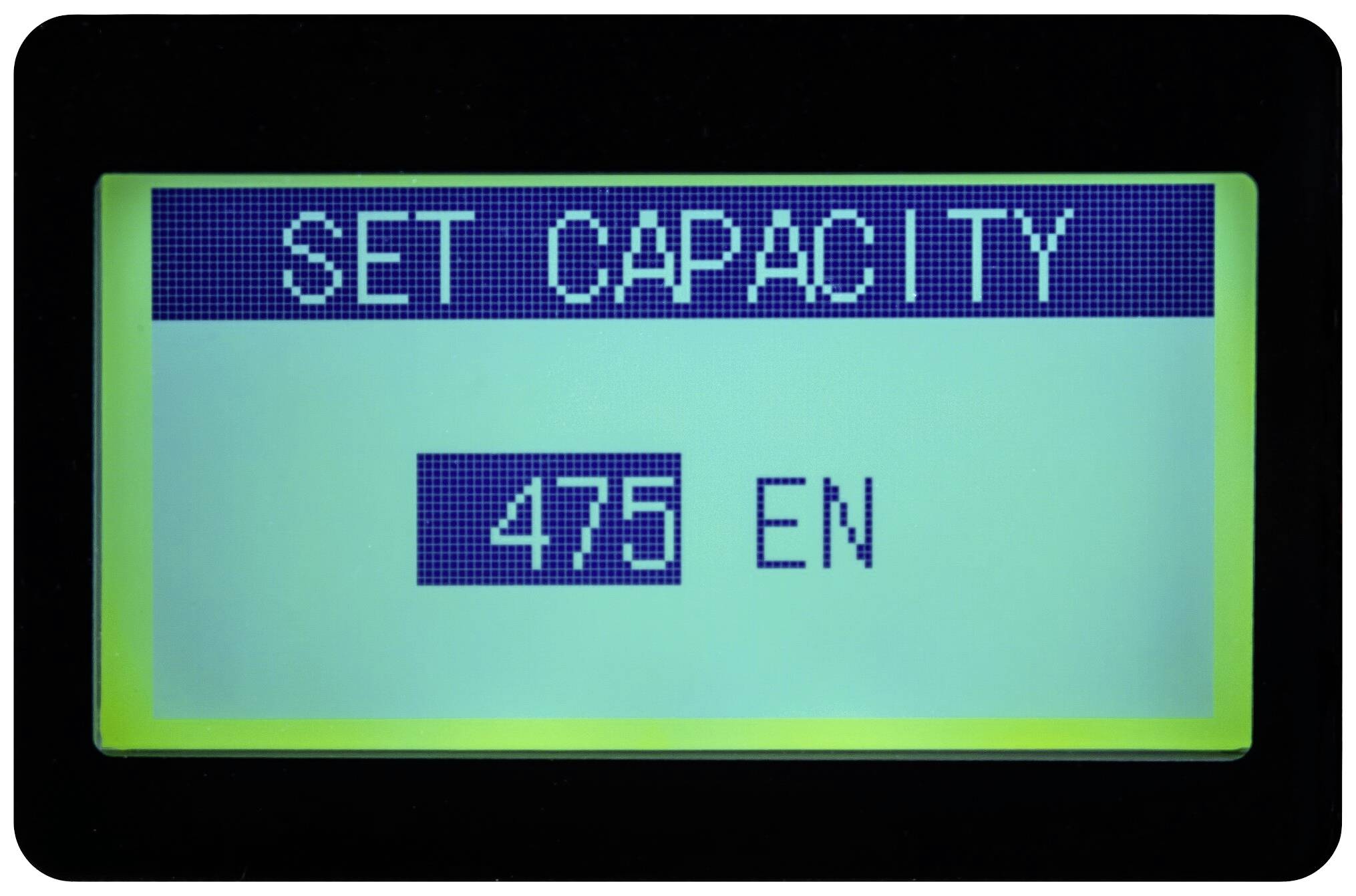 Et digitalt display viser 'SET CAPACITY' og nedenunder '475 EN'.