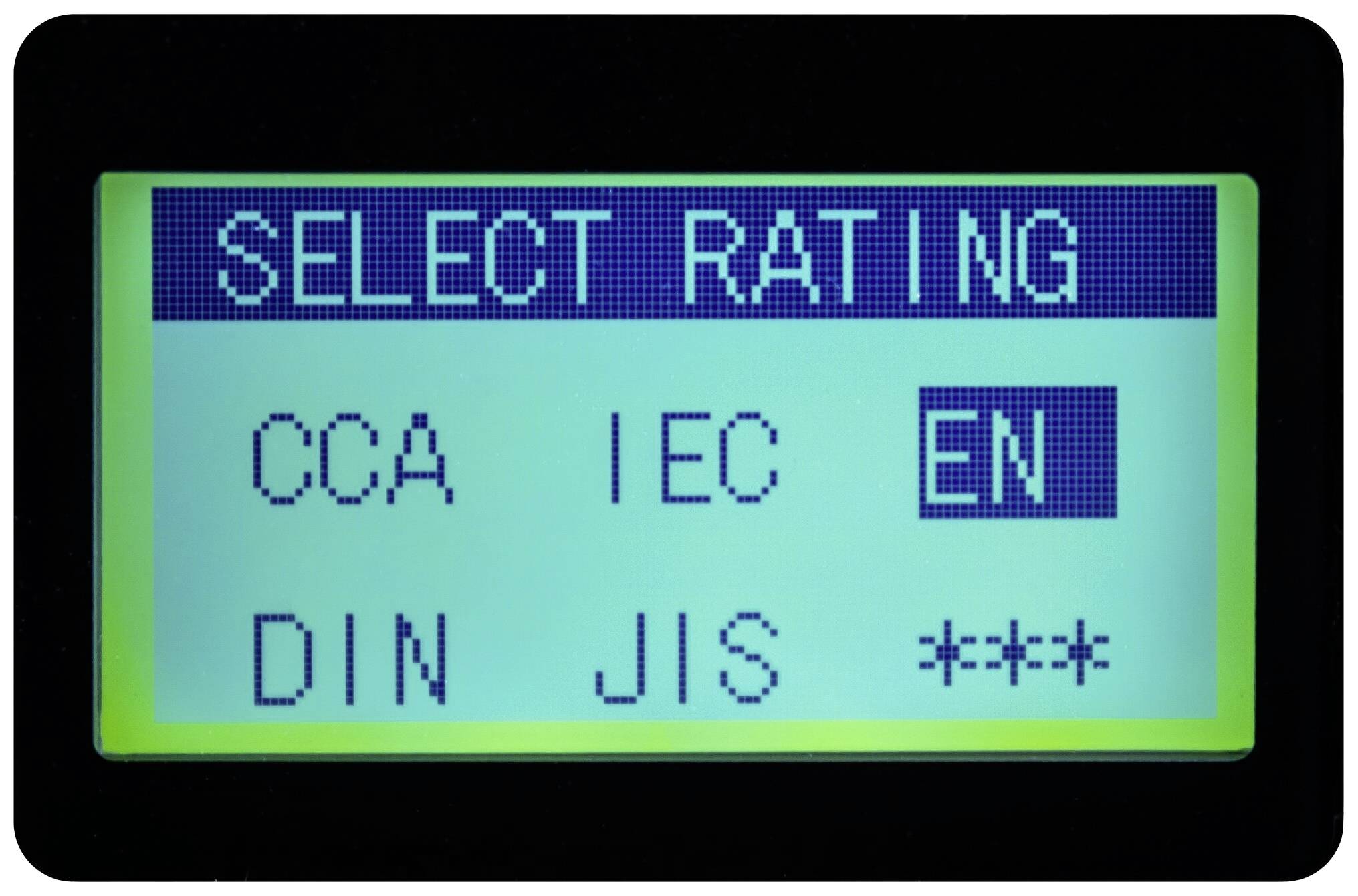 Skærmbillede der viser teksten 'VÆLG VURDERING'. Valgmuligheder: 'CCA', 'IEC', 'EN' (markeret), 'DIN', 'JIS'.