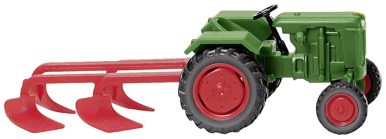 En grøn traktor med røde hjul og en rød plov monteret, står på en hvid baggrund.
