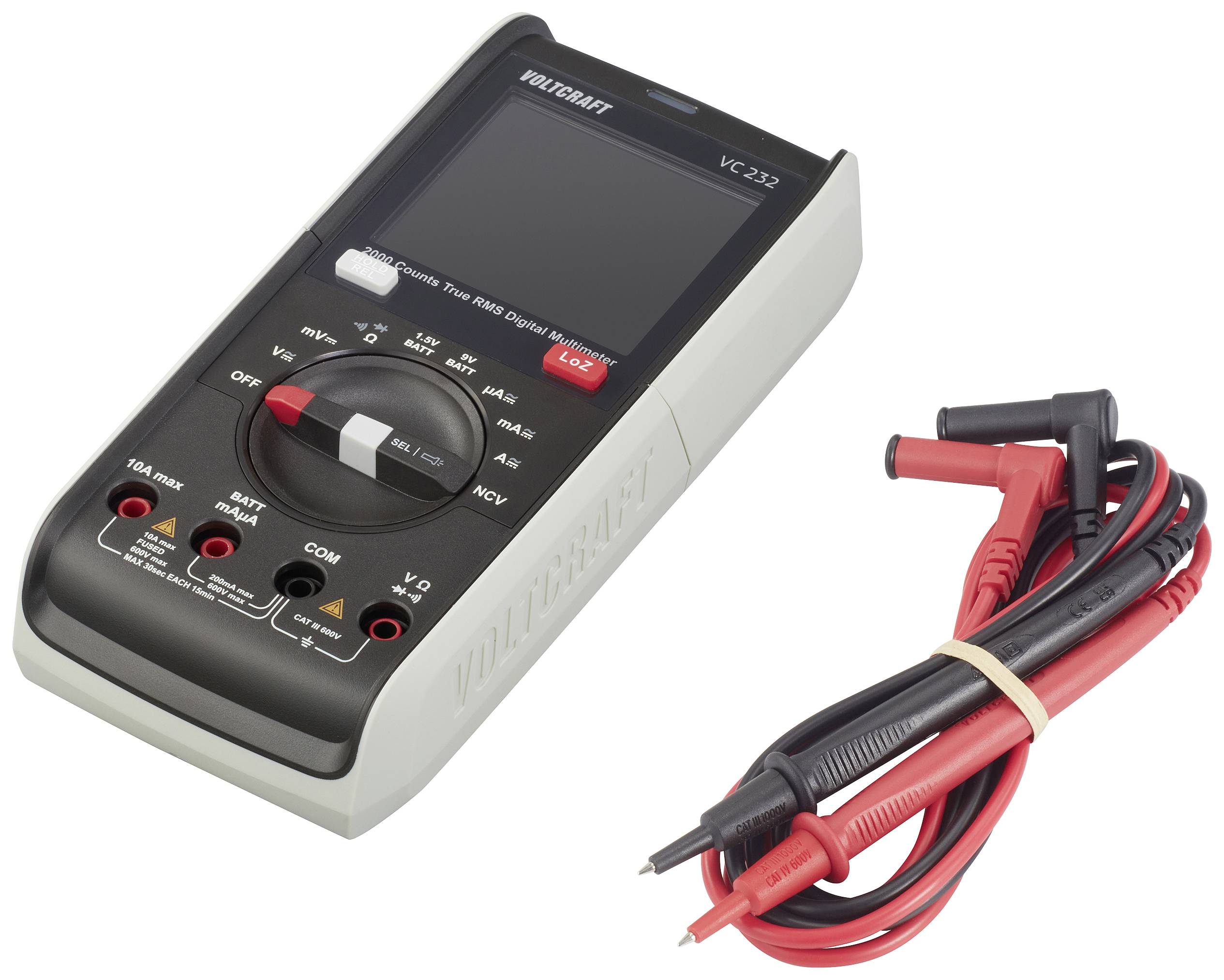 Multimeter med digitalt display og betjeningsknapper, ved siden af to testspidser med røde og sorte kabler, samlet med et gummibånd.