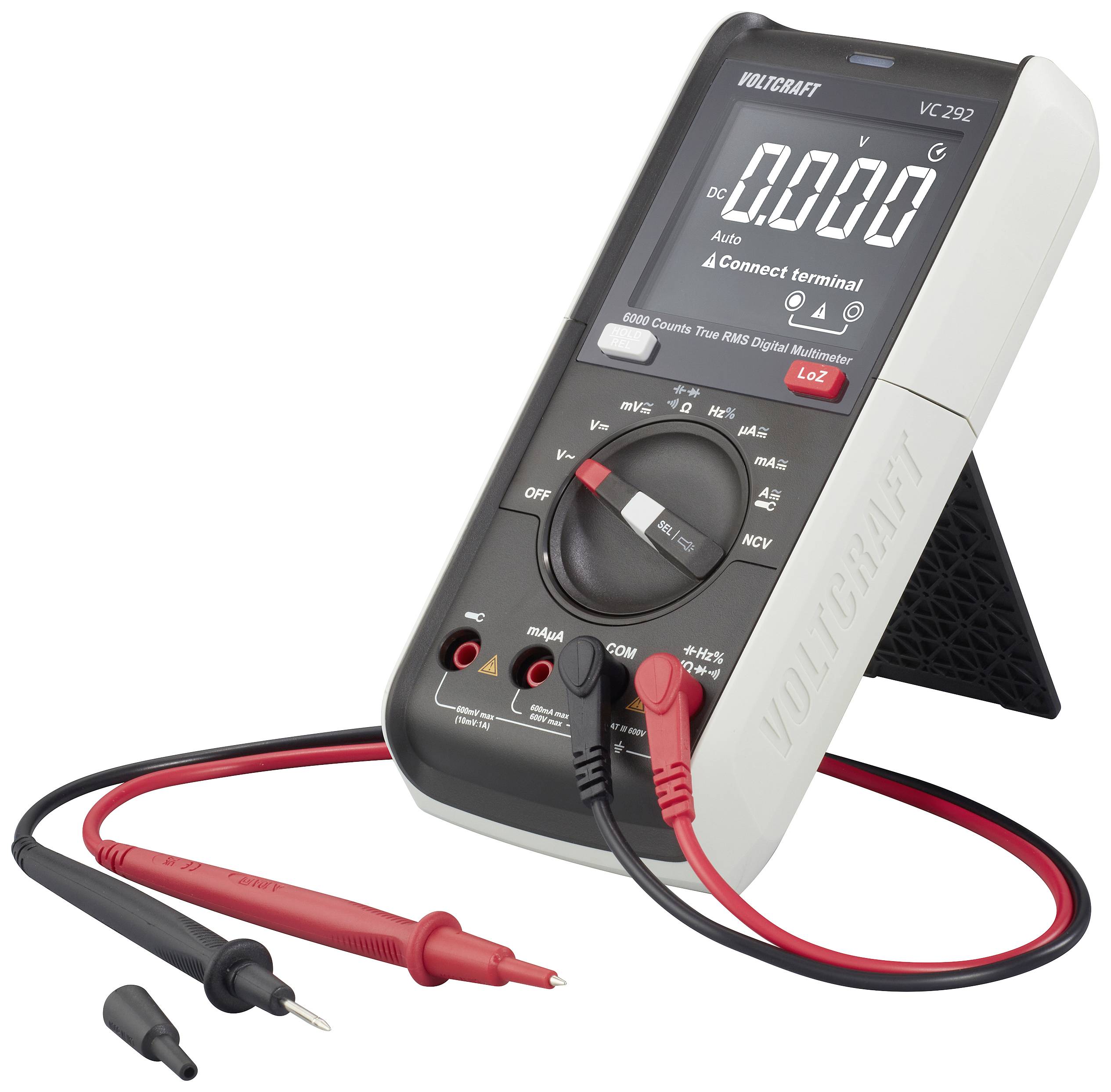 Et digitalt multimeter med display og drejelig vælger, som står på et udfoldeligt stativ. Tilslutningskablerne er røde og sorte og synlige.