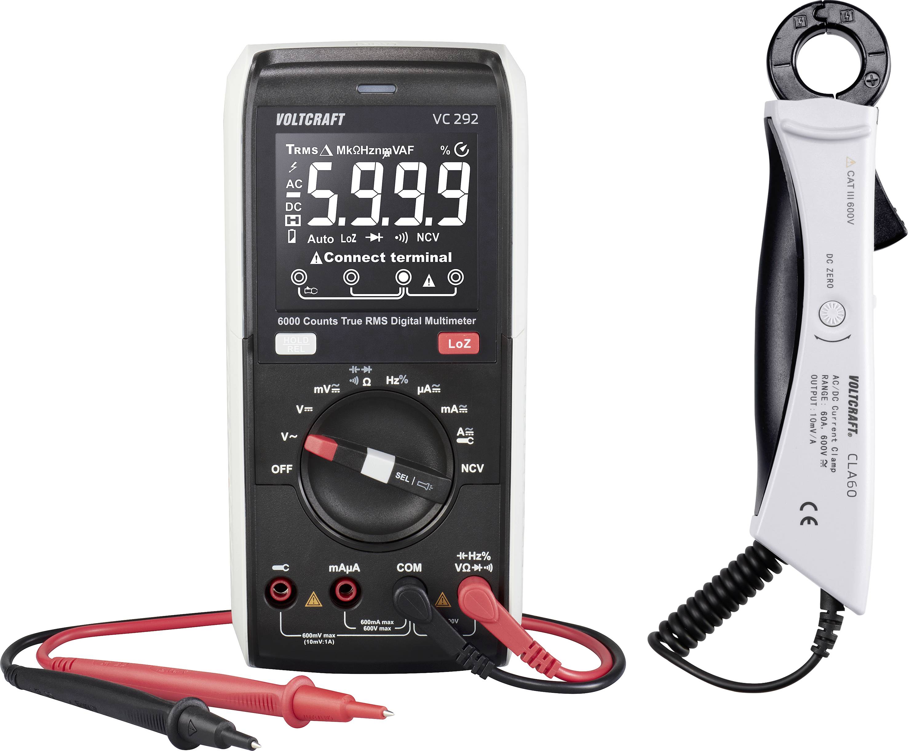 Et digitalt multimeter viser værdien '50,99'. Ved siden af ligger en strømtangadapter til måling af elektrisk strøm.