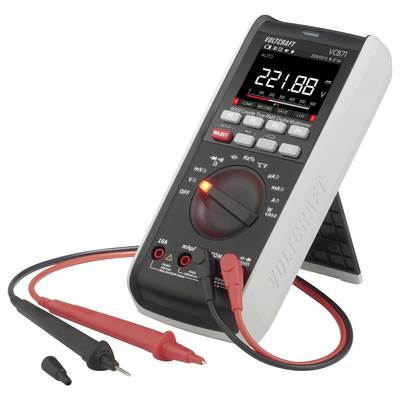 Digitalt multimeter stående på et klappestativ, der viser 221,8 volt med røde og sorte testledninger forbundet og liggende foran.