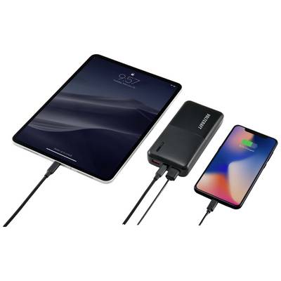 Et tablet, en powerbank og en smartphone er forbundet med hinanden via kabler. Smartphonen viser, at den er ved at blive opladet.