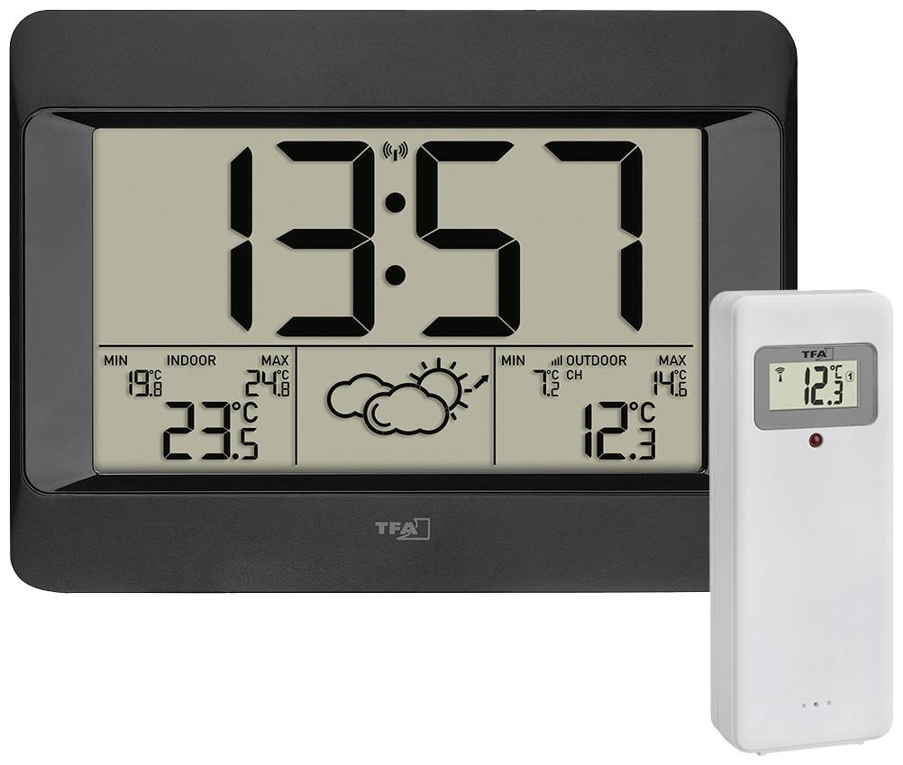 Elektronisk vejrstation med stor digitalskærm: Klokkeslæt 13:57, indendørs temperatur 23°C, udendørs temperatur 12°C, vejrudsigts-symbol.