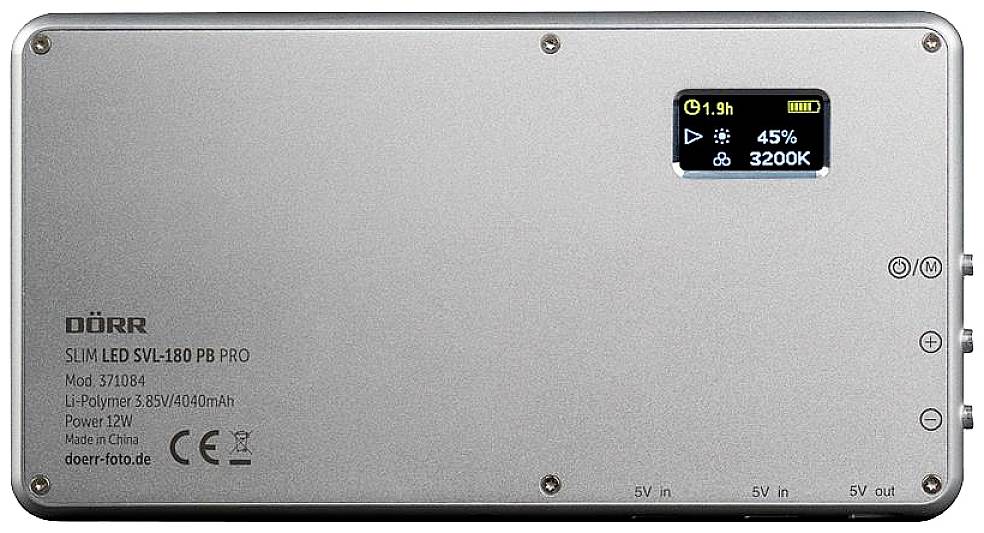 Bagsiden af en LED-lampe med display, viser batteristatus (45 %), farvetemperatur (3200K) og driftstid (0,1t).